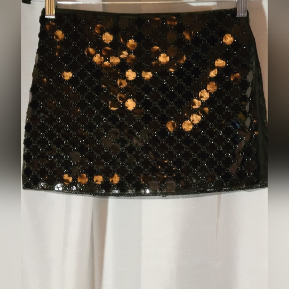 * NWT H & M sequenced black stretchy skirt - Picture 1 of 5